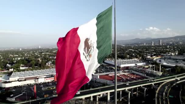 Drone Disparo Bandera México Durante Día Ventoso — Vídeo de stock