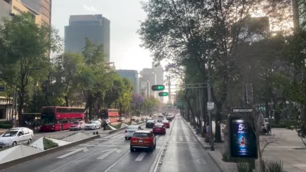 Πυροβολισμός Κανονικής Ημέρας Και Κυκλοφορίας Στο Paseo Reforma Στην Πόλη — Αρχείο Βίντεο