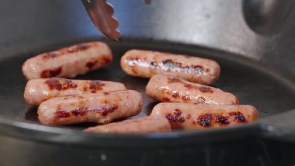 Pinces Atteindre Dans Une Casserole Chaude Saucisses Petit Déjeuner Cuites — Video