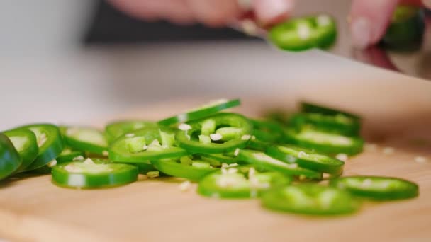 Mão Caucasiana Soltando Jalapeo Fatiado Pimenta Pilha Pimentas Cortadas Câmera — Vídeo de Stock