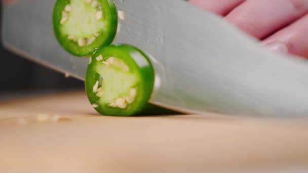 Šéfkuchařova Ruka Krájí Zelený Jalapeo Pepř Ostrým Nožem Řezací Desku — Stock video