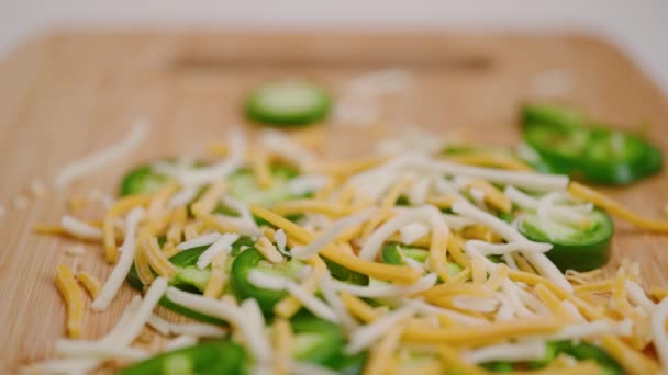 Formaggio Triturato Che Cade Rallentatore Mucchio Jalapeos Tagliati Verde Brillante — Video Stock