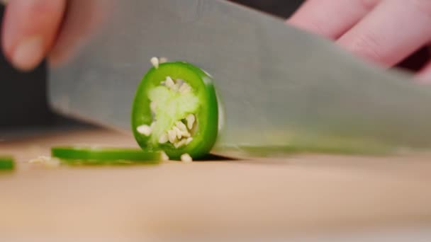 Chefs Mão Cortando Jalapeo Verde Inteiro Pimenta Com Faca Afiada — Vídeo de Stock