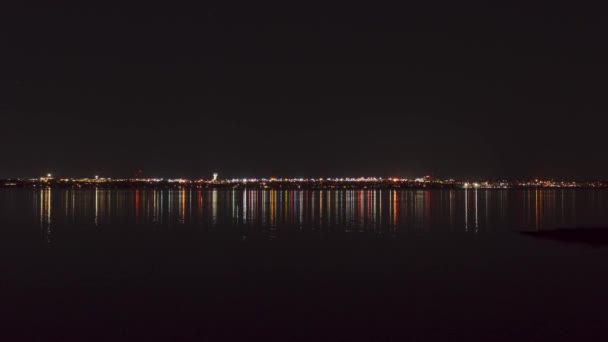 Timelapse Luces Colores Efecto Cascada Lago Por Noche — Vídeo de stock