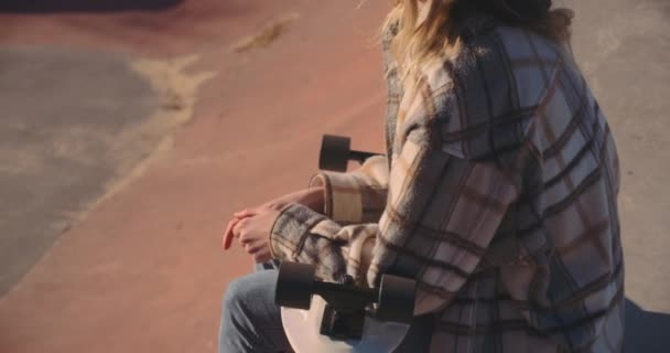 Zwykła Nastolatka Siedząca Rampie Trzymająca Deskorolkę Widok Ruchu — Wideo stockowe