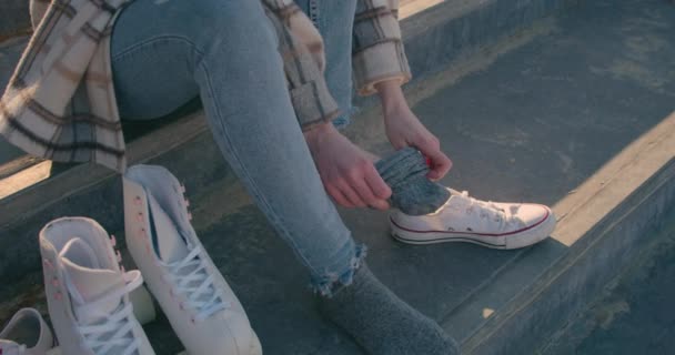 Mulher Bonita Vestindo Meia Preparando Para Patinar Close Vista Portátil — Vídeo de Stock