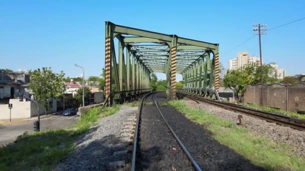 Flyguppstigning Från Järnvägen Över Välvd Bro Tåg Avstånd — Stockvideo