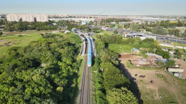 Comboio Sai Estação Cidade Até Desaparecer Tiro Aéreo — Vídeo de Stock