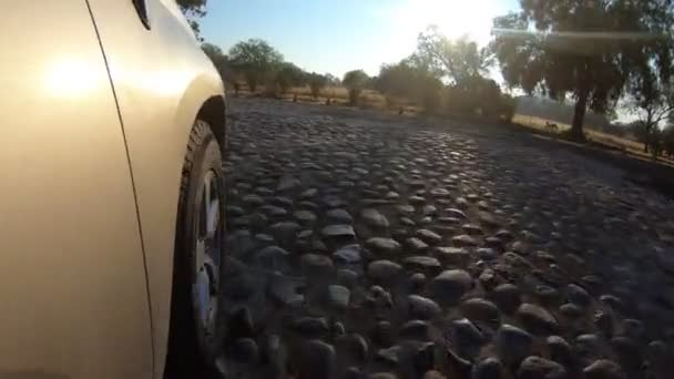 Тесная Вершина Колеса Автомобиля Превышающая Скорость Горной Улице Теотиуакане Мексика — стоковое видео
