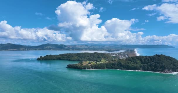 飞越风景如画的绿松石海 飞向鲍恩镇观望 新西兰 — 图库视频影像