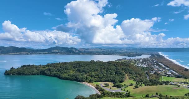 Volando Sobre Espectacular Mirador Bowentown Hacia Bahía Anzac Nueva Zelanda — Vídeos de Stock