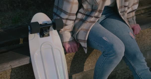 Casual Skater Girl Sitting Concrete Sidewalk Close Handheld View — Vídeos de Stock