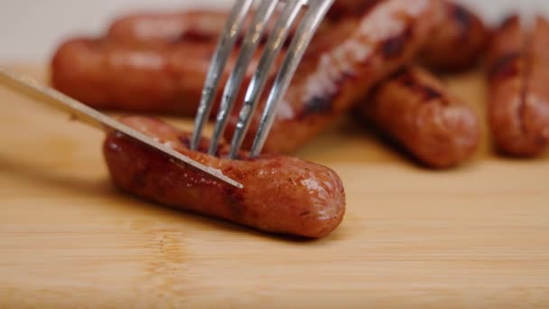 Sharp Knife Slices Cooked Breakfast Sausage Slow Motion — Vídeo de Stock