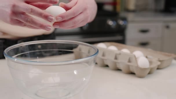 Woman Cracks White Egg Side Glass Bowl Releases Egg White — Vídeo de stock