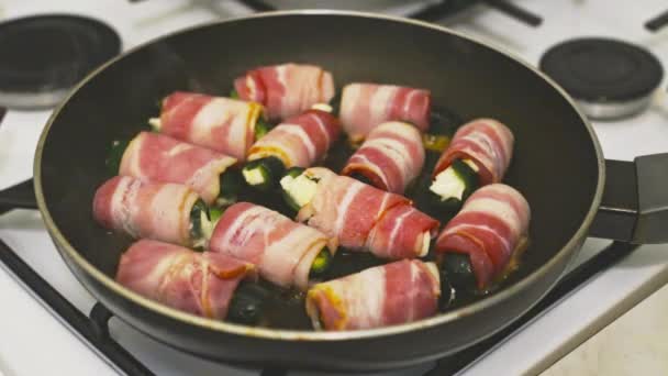 Jalapeno Pepper Stuffed Mozzarella Wrapped Bacon Slowly Frying Pan Sizzling — ストック動画