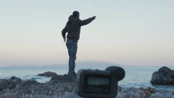 Genç Adam Kendini Kamerayla Çekerken Oltaya Yem Atıyor — Stok video