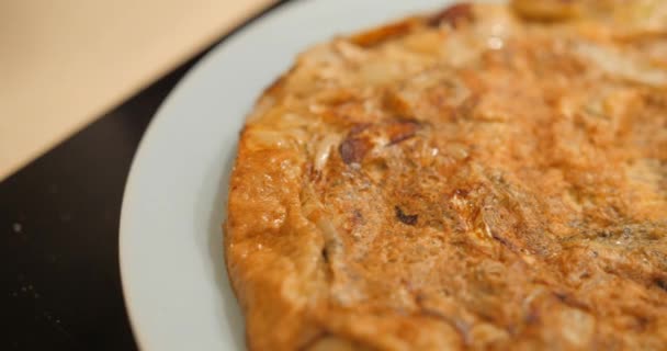Tradiční Pokrm Španělská Tortilla Talíři Připraven Jídlu Close Slider Shot — Stock video