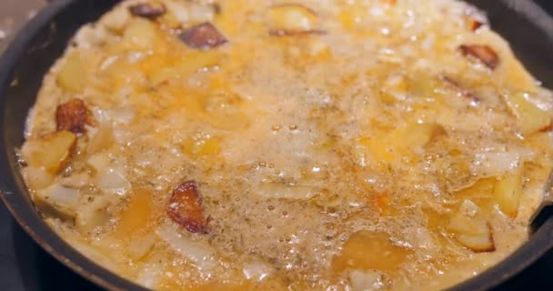Pyszne Hiszpańska Omelette Ziemniaków Cebuli Smażenia Skillet Zbliżenie Pochylenie — Wideo stockowe