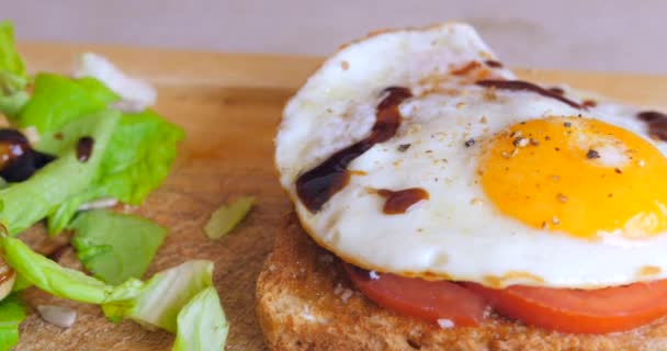 Sunny Side Egg Bread Toast Tomato Slices Seasonings Balsamic Sauce — Wideo stockowe