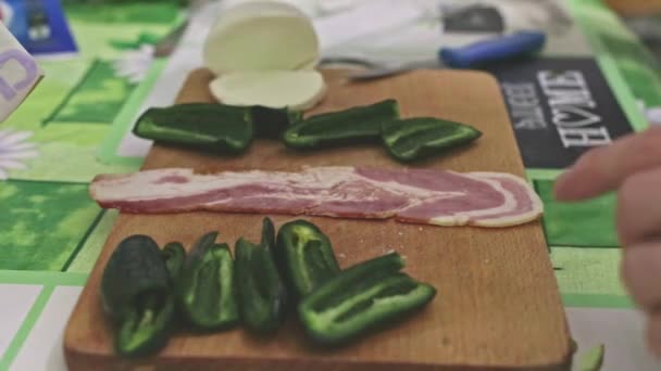 Stuffing Jalapeno Peppers Mozzarella Cheese Wrapping Them Long Slices Bacon — стоковое видео
