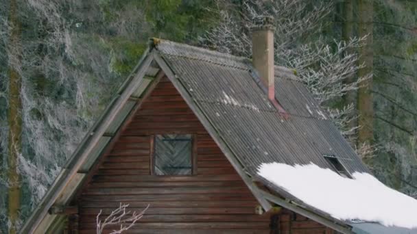 Handheld Opname Van Een Houten Huis Met Schoorsteen Sneeuw Het — Stockvideo