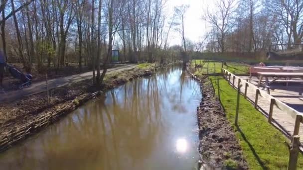 Pov Walking Muddy River Met Vrouwen Duwen Kinderwagen Pad Bij — Stockvideo