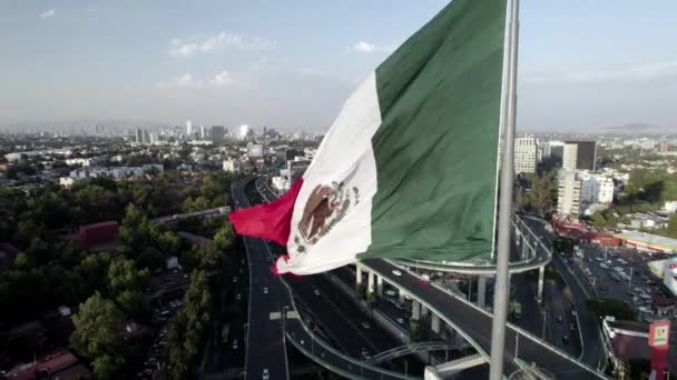 Tiro Drone Para Trás Bandeira Nacional México — Vídeo de Stock