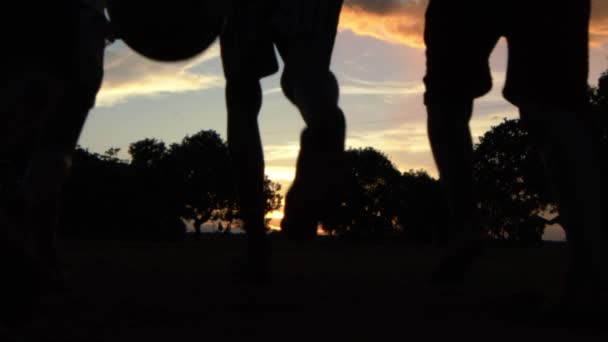 Silhouette Von Barfüßigen Kindern Beim Fußballspielen Während Eines Sonnenuntergangs Ländlichen — Stockvideo