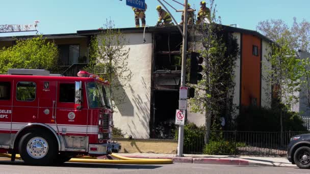 Firefighters Cutting Roof Trying Get Burnt Building Los Angeles Usa — Video Stock