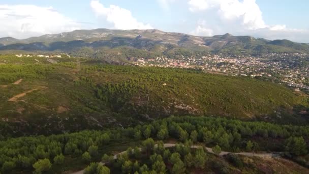 Drone Shot Avanzando Arid Hills Con Una Aldea Montañas Fondo — Vídeo de stock