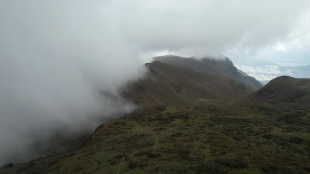 Rucu Pichincha Wzgórza Wulkaniczne Zbocza Pod Chmurami Dron Lotu Ptaka — Wideo stockowe
