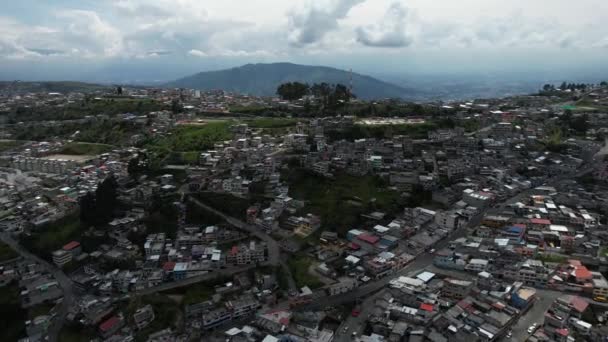 Légi Felvétel Quito Ecuador Külvárosában Lakónegyed Otthonok Felhők Alatt Drone — Stock videók