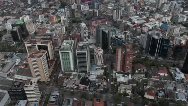 厄瓜多尔基多市中心的空中景观 黄昏中的中央建筑物和街道 无人驾驶飞机发射 — 图库视频影像