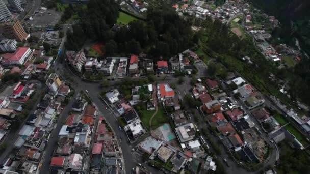 Luchtfoto Van Quito Ecuador Binnenstad Residentiële Buurt Vulkaan Vallei Opgebouwde — Stockvideo