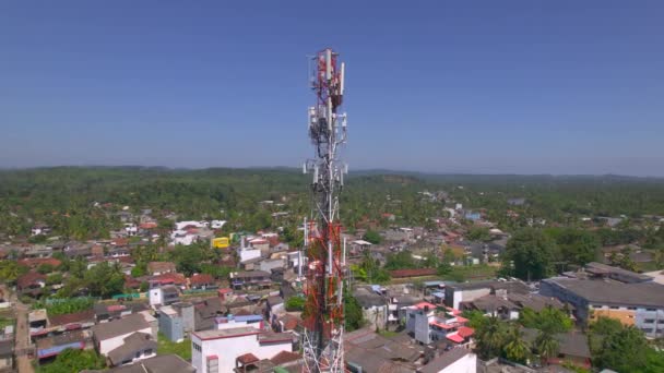 Volare Intorno Una Torre Telecomunicazioni Sopra Città Filmato Aereo Della — Video Stock