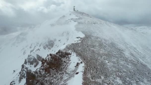 Mountain Peak Med Telekommunikationstornet Kalla Vinterförhållanden Vind Och Snö Drone — Stockvideo