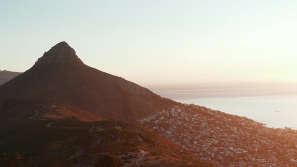 南アフリカのケープタウンの日没時のライオンの頭山を通るルートの空中ビュー — ストック動画