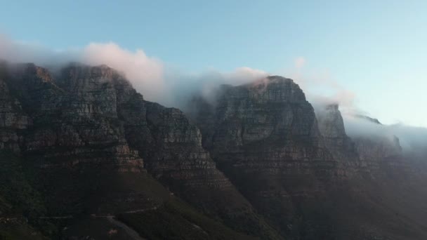 Tablecloth Moln Över Table Mountain Peaks Kapstaden Sydafrika Flygskott — Stockvideo