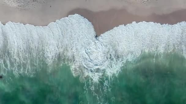White Frothy Waves Rolling Sandy Shore Blouberg Sea Cape Town — Stock Video
