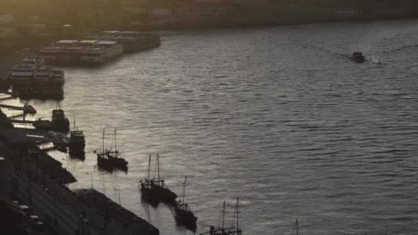 Hagyományos Vitorlás Hajó Kikötve Parton Douro Folyó Porto Villa Nova — Stock videók