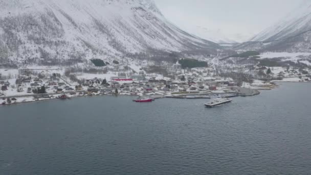 Boot Verlässt Schneebedeckten Olderdalen Fähranleger Arktische Winterluftaufnahme — Stockvideo