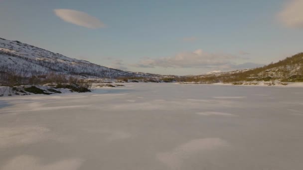Luchtfoto Boven Wit Winterlandschap Het Arctische Bevroren Meer Van Skogsfjordvatnet — Stockvideo