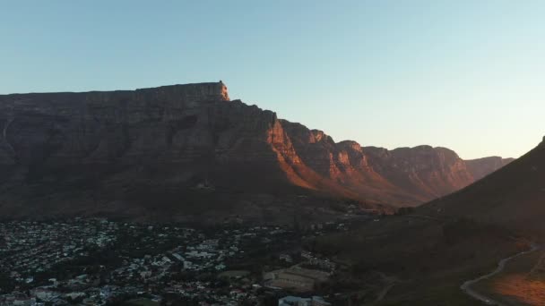 Bordsberg Och Lejonhuvud Gyllene Timmen Kapstaden Sydafrika Flygdrönarskott — Stockvideo