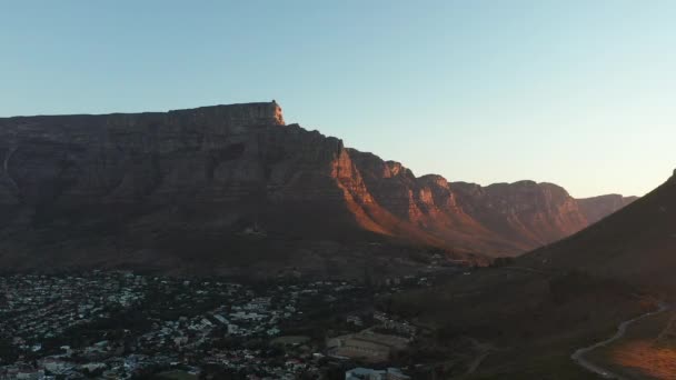 Table Mountain And Lions Head During Golden Hour In Kapské Město, Jihoafrická republika - letecké drone shot