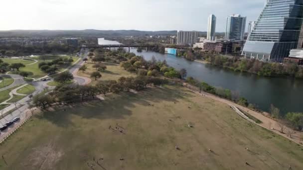 位于Lamar Blvd桥的Austin Drone Skyline — 图库视频影像