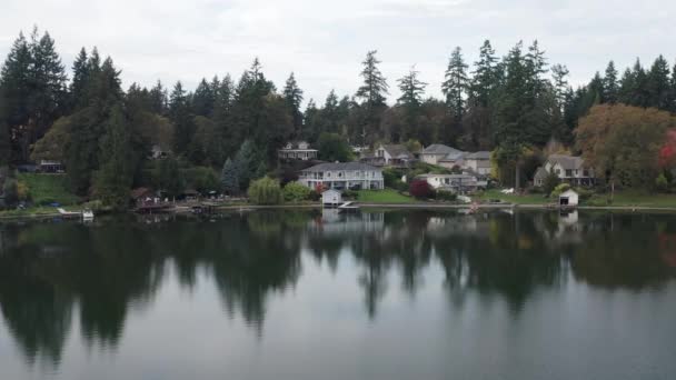 Beautiful Lakeside Neighborhood Properties Autumn Aerial Panning Shot — Vídeos de Stock