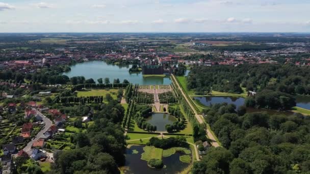 Aerial View Frederiksborg Castle Park Lake Garden Hillerod Denmark Pullback — Vídeo de Stock