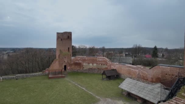 ワルシャワのCzerskゴシック様式の城澄んだ空の空中風景ポーランド — ストック動画