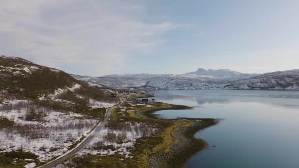 Strada Panoramica Lungo Daafjord Attraverso Paesaggio Innevato Ringvassoya Aerea — Video Stock