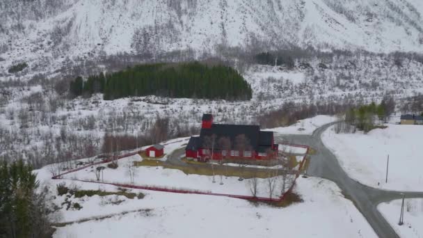 Långsam Flygbana Runt Röda Kfjord Träkyrka Olderdalen Arktis — Stockvideo